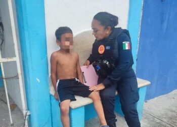 Rescatan a menor de seis años que estaba amarrado a la reja de su casa en Playa del Carmen