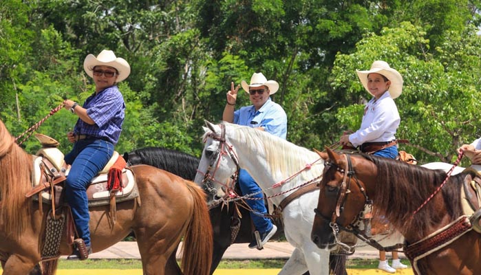 Más de 50 jinetes participan en tradicional cabalgata de la Feria del Carmen