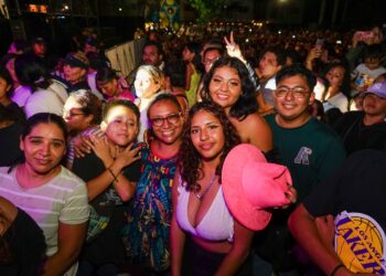 Vibra la Plaza 28 de Julio con Carín León