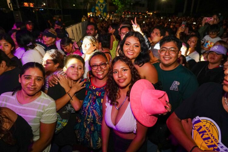 Vibra la Plaza 28 de Julio con Carín León