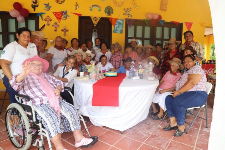 Mantiene gobierno de Isla Mujeres cercanía con los adultos mayores