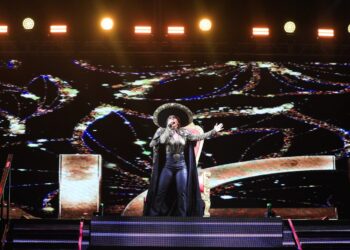 Exitosa presentación de Alicia Villarreal en la Feria del Carmen