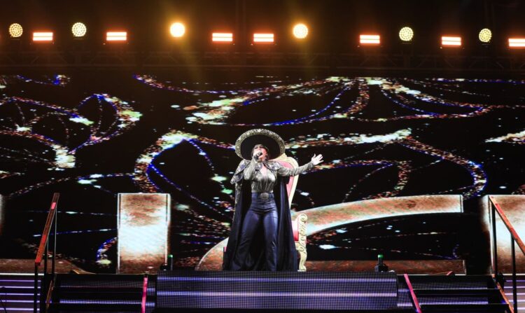 Exitosa presentación de Alicia Villarreal en la Feria del Carmen