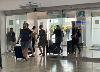 Más de 166 vuelos cancelados debido al huracán Beryl