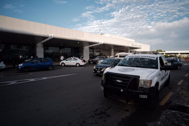 Activan alerta 2 en el aeropuerto de Cancún por huracán “Beryl”