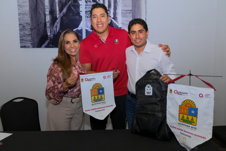 Carlos Sansores recibe escudo de Quintana Roo previo a los Juegos Olímpicos