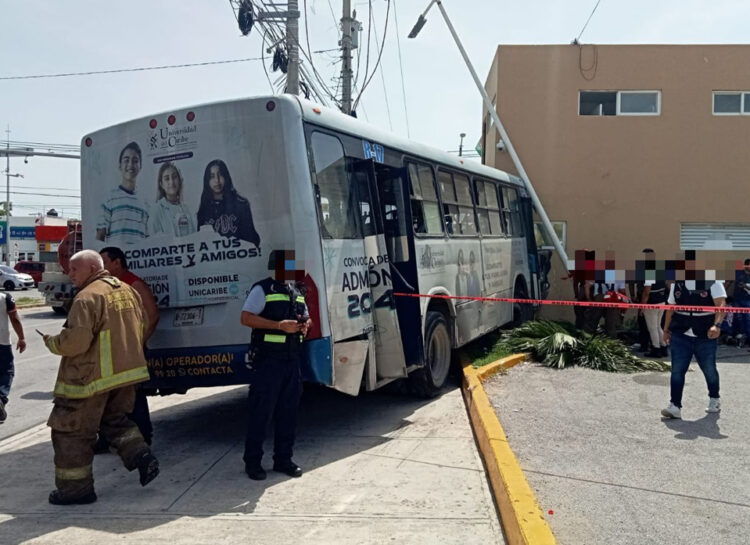 Hospitalizadas 10 personas de 32 lesionadas en aparatoso choque registrado en Cancún