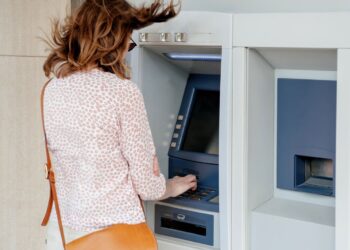 En México, existe un gran crecimiento e inversión hacia la banca digital, pero el efectivo sigue jugando un rol crucial en la economía diaria. Según los “Resultados de estudios cuantitativos y cualitativos sobre efectivo 2023” del Banco de México (Banxico), el 53% de la población utiliza cajeros automáticos entre 1 y 5 veces al mes. La falta de accesibilidad a cajeros automáticos propios en muchas áreas obliga a los usuarios a utilizar cajeros de otras instituciones financieras, lo que generalmente implica el pago de comisiones adicionales. Estas comisiones actúan como disuasores impuestos por las instituciones. Para abordar esta situación, varios bancos en México han implementado diferentes estrategias. Enfocándose en la cobertura territorial, BBVA cuenta con la mayor cantidad de cajeros automáticos (14,487), seguido por Banorte (10,317) y Santander (10,131). Además, HSBC, Scotiabank, Banregio y otros tres bancos han formado la denominada Multired, una alianza que permite a los usuarios de estos bancos retirar efectivo sin costo en los cajeros de los bancos aliados. Sin embargo, existen otras estrategias que buscan facilitar la experiencia de los usuarios, apostando hacia una nueva manera de manejar las finanzas. Tal es el caso de Bankaool, que cuenta con la propuesta más novedosa en la carrera por evitar los cobros tortuosos para los mexicanos, eliminado la comisión en todos los retiros de efectivo, sin importar el banco o cajero que se utilice para realizar el retiro a través de un cashback o lo que es igual, un reembolso de la comisión que se pagaría normalmente. Lo que significa que Bankaool se perfila como el banco con la red más grande de México, al poner a disposición de sus clientes todos los cajeros automáticos del país, sin importar a qué banco pertenezca. La eliminación de estas comisiones y otras estrategias novedosas son pasos hacia una banca más transparente y fácil de usar, alineándose con la creciente digitalización del sector bancario en México. Casos de éxito internacionales, como China, Noruega y Suecia, muestran cómo los productos bancarios digitales pueden dominar el mercado, reduciendo significativamente el uso de efectivo, mientras eso ocurre asegúrate de que no te cueste retirarlo.