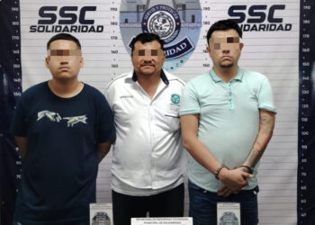 Al intentar huir se les caen envoltorios con drogas
