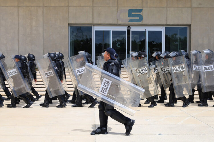 Fortalecen capacitación de los policías con prácticas antimotín