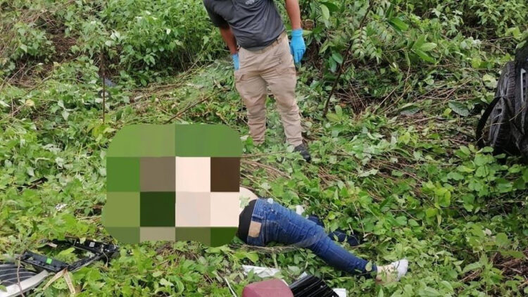 Muere sujeto tras volcar su vehículo en la carretera Tulum-Cobá
