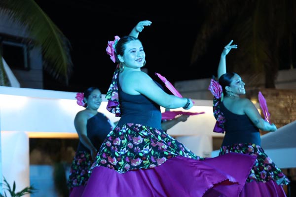 Decenas de familias gozan de festival artístico cultural en Isla Mujeres