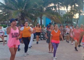 Participan un centenar de personas en una mega clase de zumba