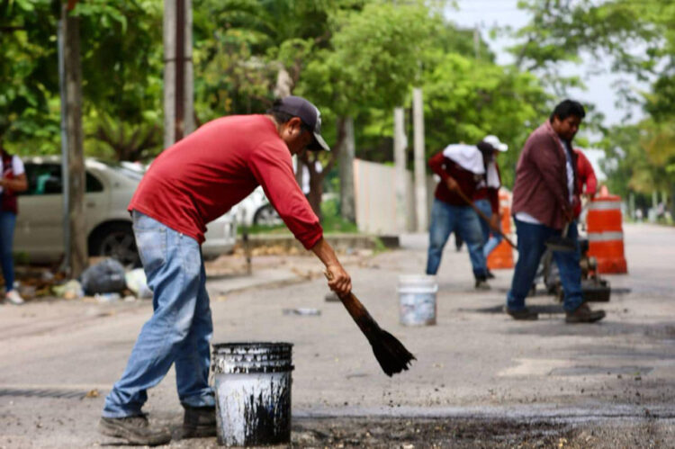 Intensifican el bacheo en avenidas de Cancún