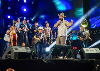 Vibra la Plaza 28 de Julio con Carín León