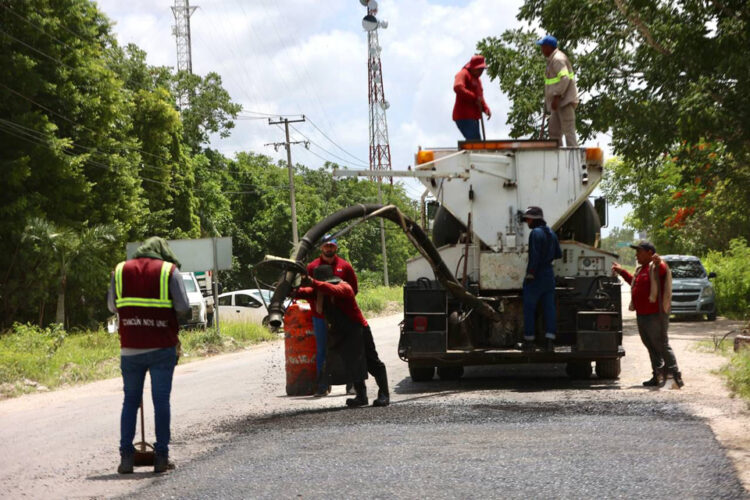 Rehabilitan carpeta asfáltica en la carretera de entrada y salida Cancún-Valladolid