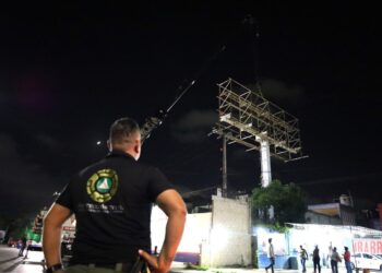 Por seguridad de los cancunenses retiran un espectacular en la JLP