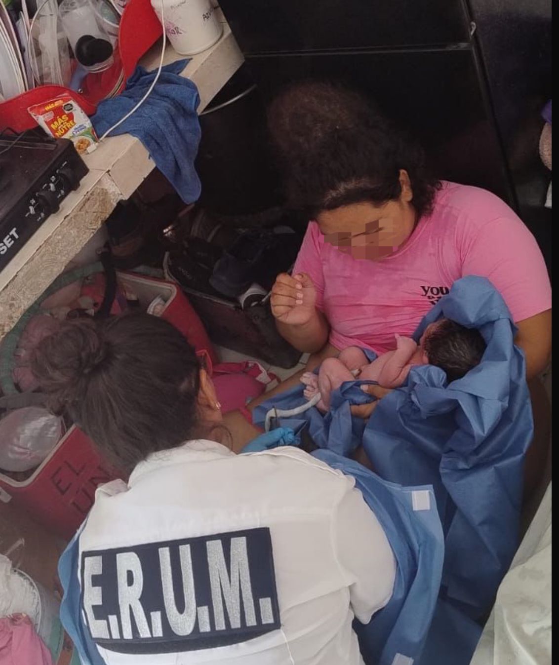 Auxilian en Cancún a joven madre que dio a luz en la vía pública