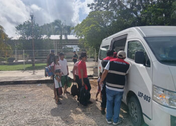 Retornan a sus sitios de origen refugiados del Huracán Beryl en Lázaro Cárdenas