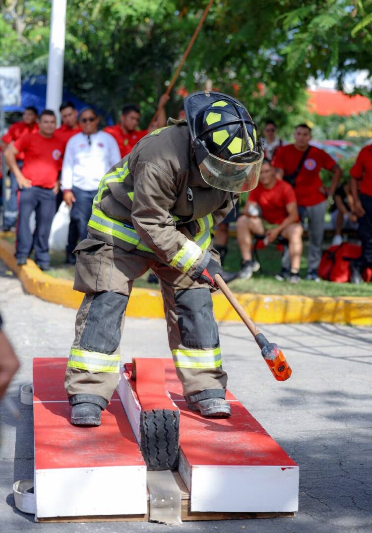 Con una competencia de habilidades festejan el “día del Bombero” en Cancún