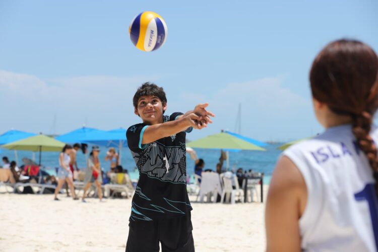 Disfrutan del Playa Fest 2024 en Isla Mujeres