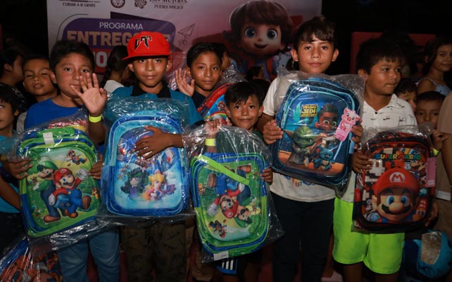 Entregan mochilas a niñas y niños de la Zona Continental de Isla Mujeres