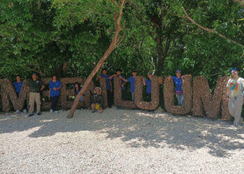 Fundación Eco-Bahía organiza caminata ecológica para jóvenes en Tumben Lu’um