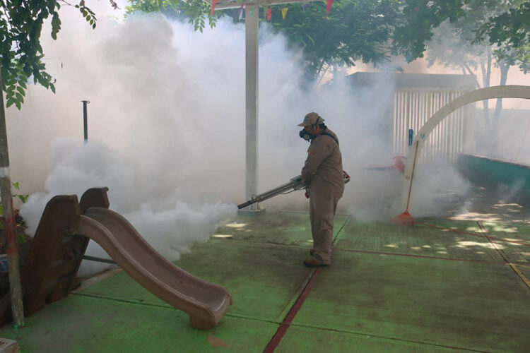 Previo al inicio de clases, fumigan las escuelas en Puerto Morelos