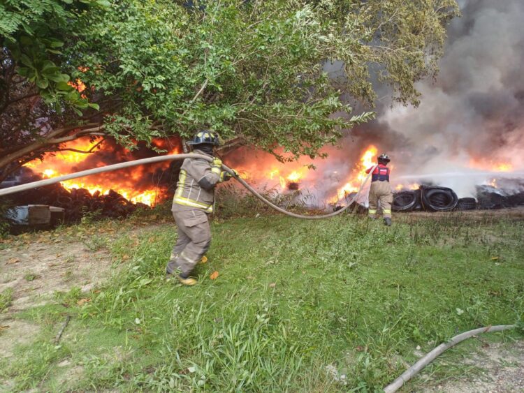 Se incendia antiguo basurero de Rancho Viejo en Cancún