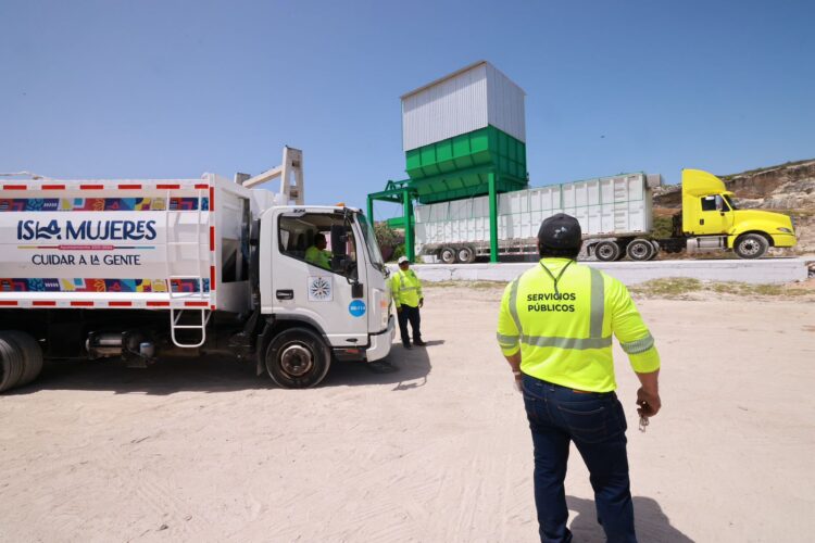Adquiere Isla Mujeres tolva con prensa hidráulica para compactar residuos sólidos