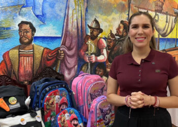 Entrega de mochilas escolares, apoyo a la economía familiar en Isla Mujeres