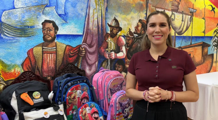 Entrega de mochilas escolares, apoyo a la economía familiar en Isla Mujeres