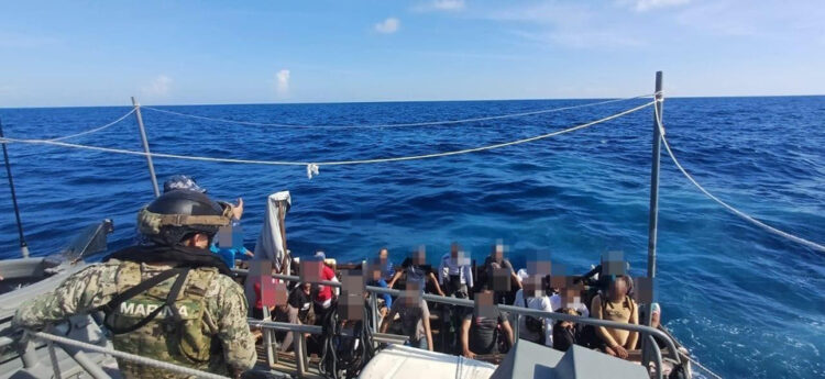 Rescatan a 31 extranjeros a la deriva en aguas de Quintana Roo