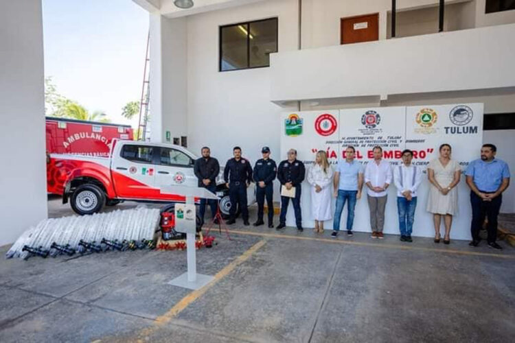 Reconocimiento y entrega de equipo a bomberos de Tulum