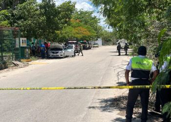 Dos sicarios en motocicleta atacan a balazos a un taxista