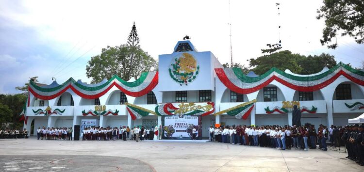 Inician las Fiestas Patrias en Cancún con ceremonia de izamiento de la bandera