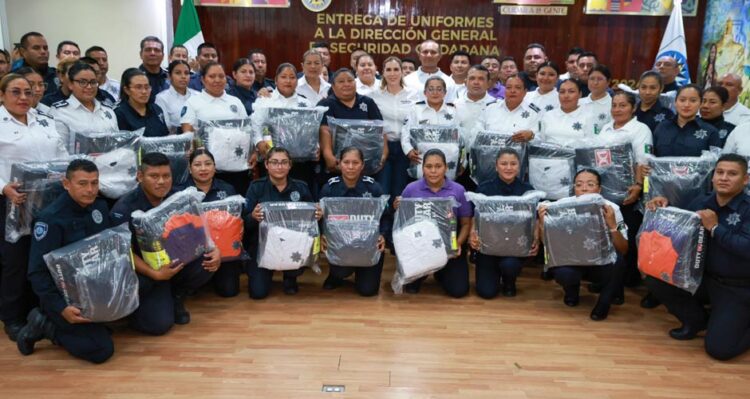 Entregan uniformes nuevos a la Policía de Isla Mujeres