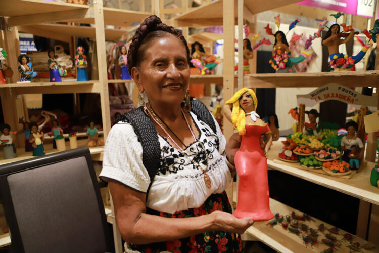 Alfarera oaxaqueña rinde tributo a las “Mujeres de la Noche”