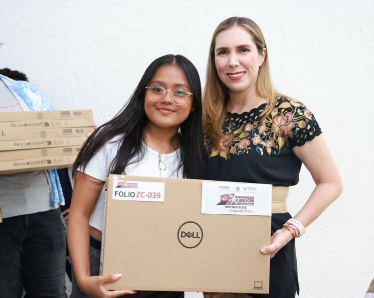 Entrega Atenea computadoras