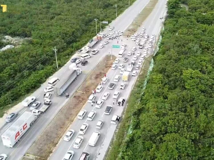 Manifestación de taxistas colapsa la carretera federal 307 en Tulum