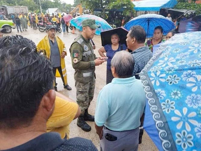 Habitantes de Limones bloquean carretera federal en protesta por daños del Tren Maya