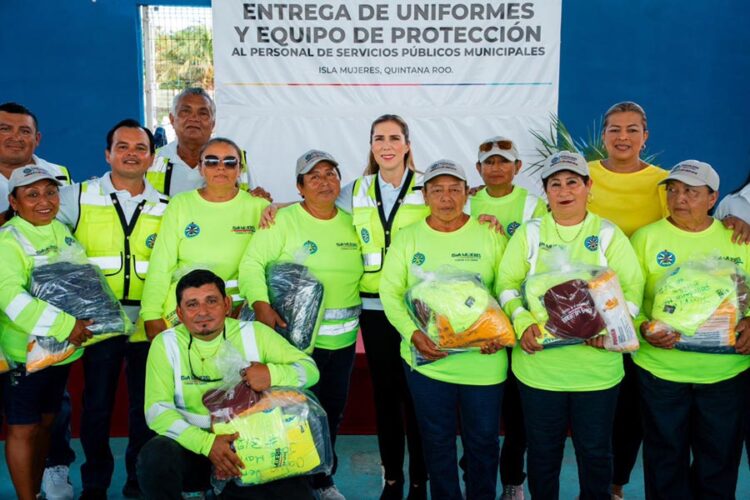 Entregan uniformes a personal de Servicios Públicos Municipales de Isla Mujeres