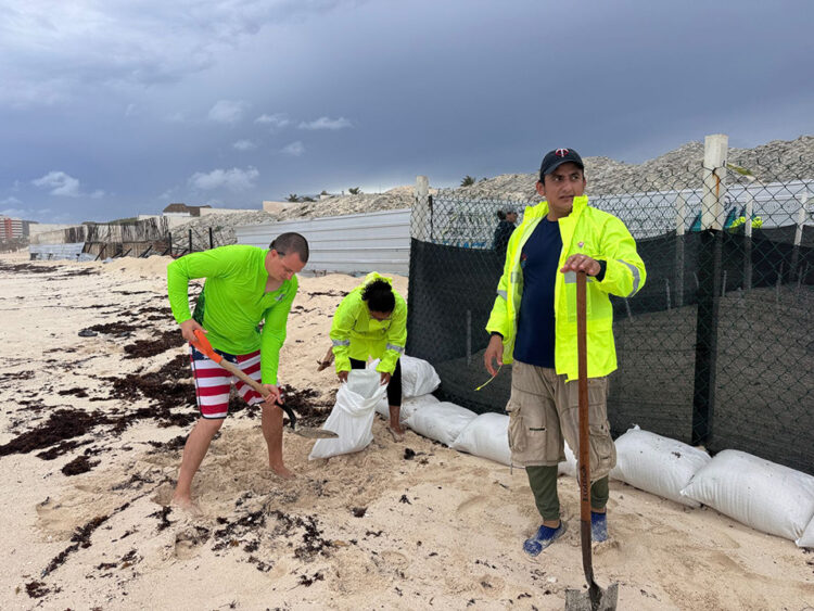 Turista de Michigan se une a las acciones de protección de tortugas en Cancún