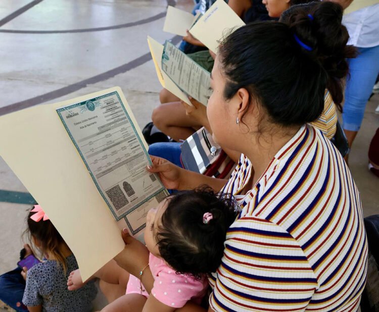 Entregan actas de nacimiento a niños que no estaban registrados
