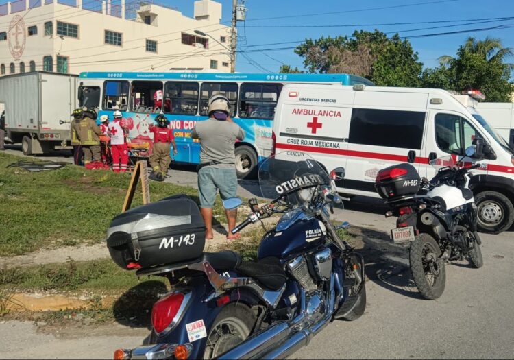 Muere en Cancún conductor de camión de pasajeros en percance vehicular