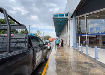Capturan a dos sujetos armados que se escondieron en una tienda de autoservicio de Cancún