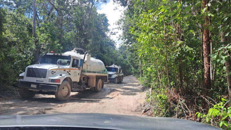 Volqueteros exigen la reparación de un camino afectado por el Tren Maya
