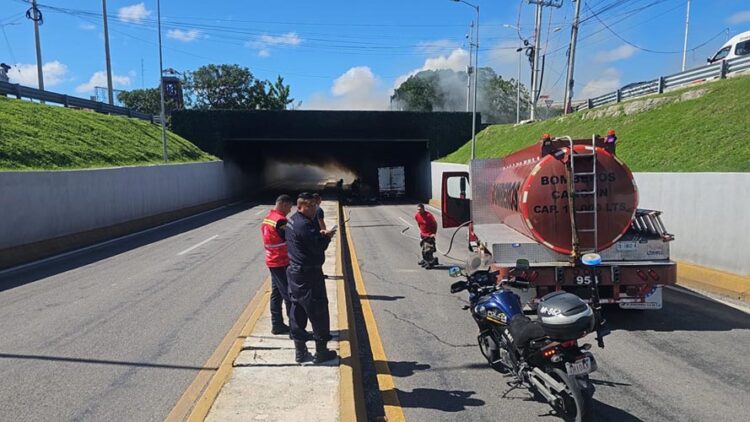 camioneta incendiada en el bulevar Colosio