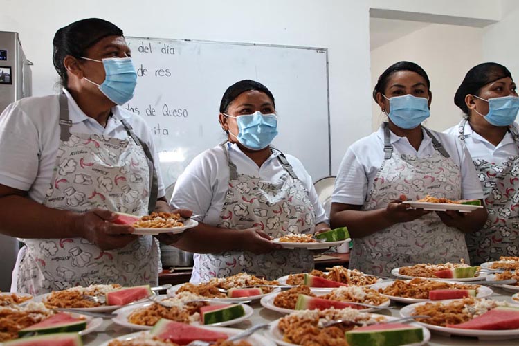 Entregan equipamiento de cocina a primaria de Cancún