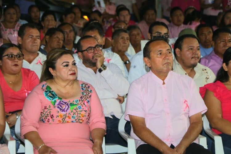 Iluminan el edificio del DIF Lázaro Cárdenas con luz rosa